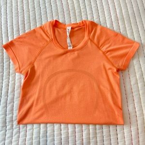 LULU SWIFTLY TECH SHORT SLEEVE SIZE 4